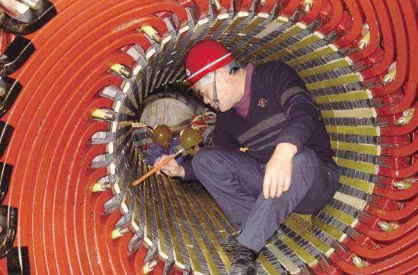 西安泰富西瑪電機(jī)吳高治、劉長(zhǎng)安、張衛(wèi)華榮獲西安市勞動(dòng)模范榮譽(yù)稱號(hào)。