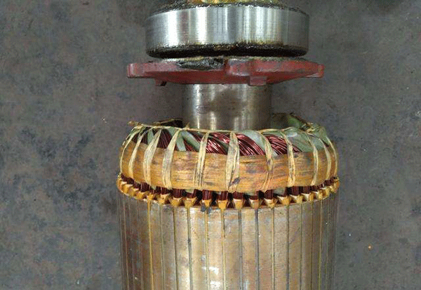 西安電機廠技術(shù)員關(guān)于高壓電機端部捆扎的重要性分析。